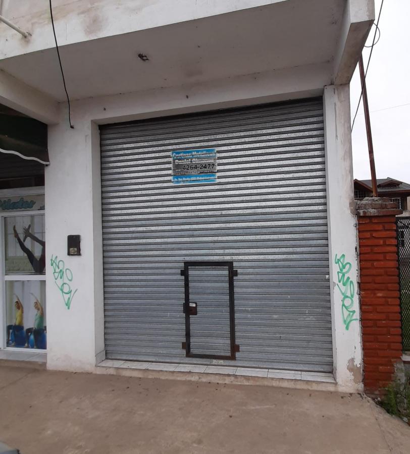 Local comercial con baño, medidas aproximadas de 3 x 10 mts de fondo. Valor: $150.000