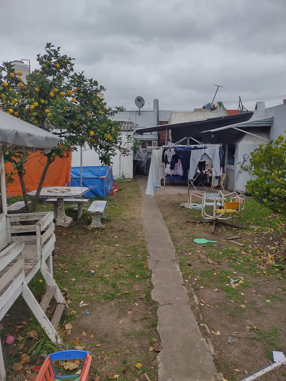 Inmueble con vivienda y local. La vivienda dispone de dos habitaciones, cocina-comedor, baño y un amplio jardín con parrilla.