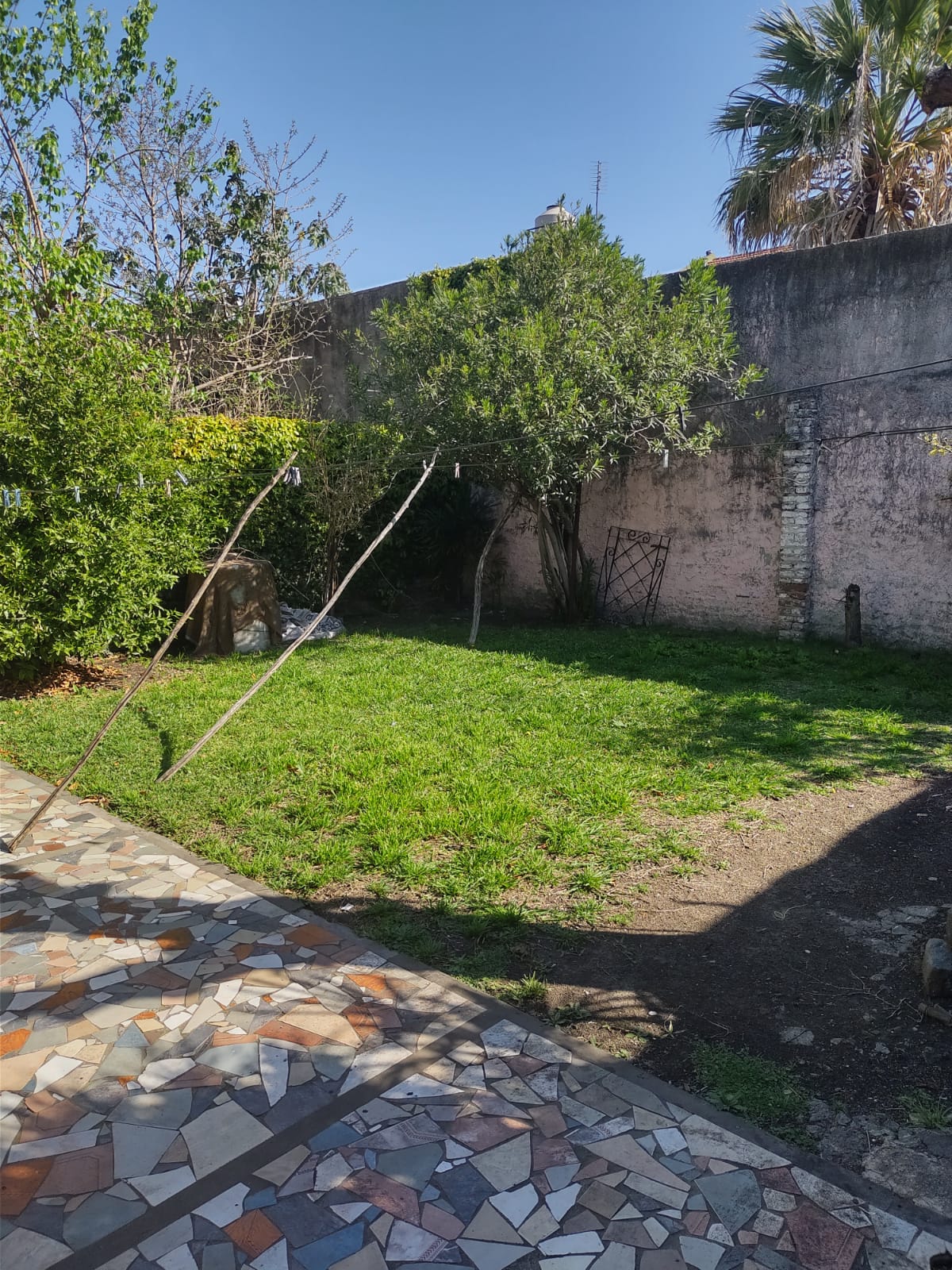 Excelente inmueble con jardin amplio al frente, cochera cubierta para dos vehículos, dos habitaciones, cocina-comedor, living, baño y patio con parrilla al fondo.