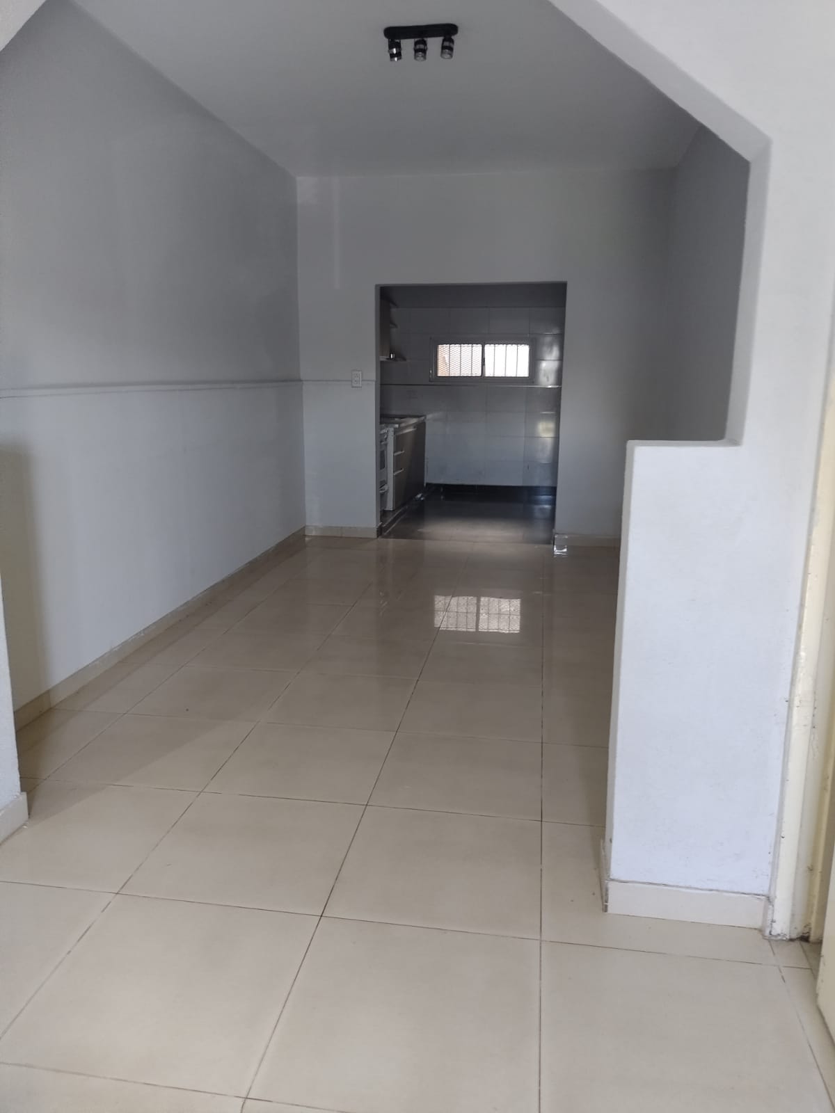 Excelente departamento moderno, con dos habitaciones, cocina-comedor, living, baño y patio con parrilla. Ubicación muy cerca de varías líneas de colectivo y a mts de estación de servicio YPF.