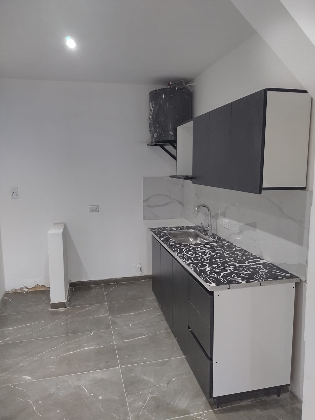 Excelente departamento en planta alta, con dos habitaciones, cocina-comedor, living y patio con parrilla. Se encuentra ubicado a mts de Av. Caaguazú.