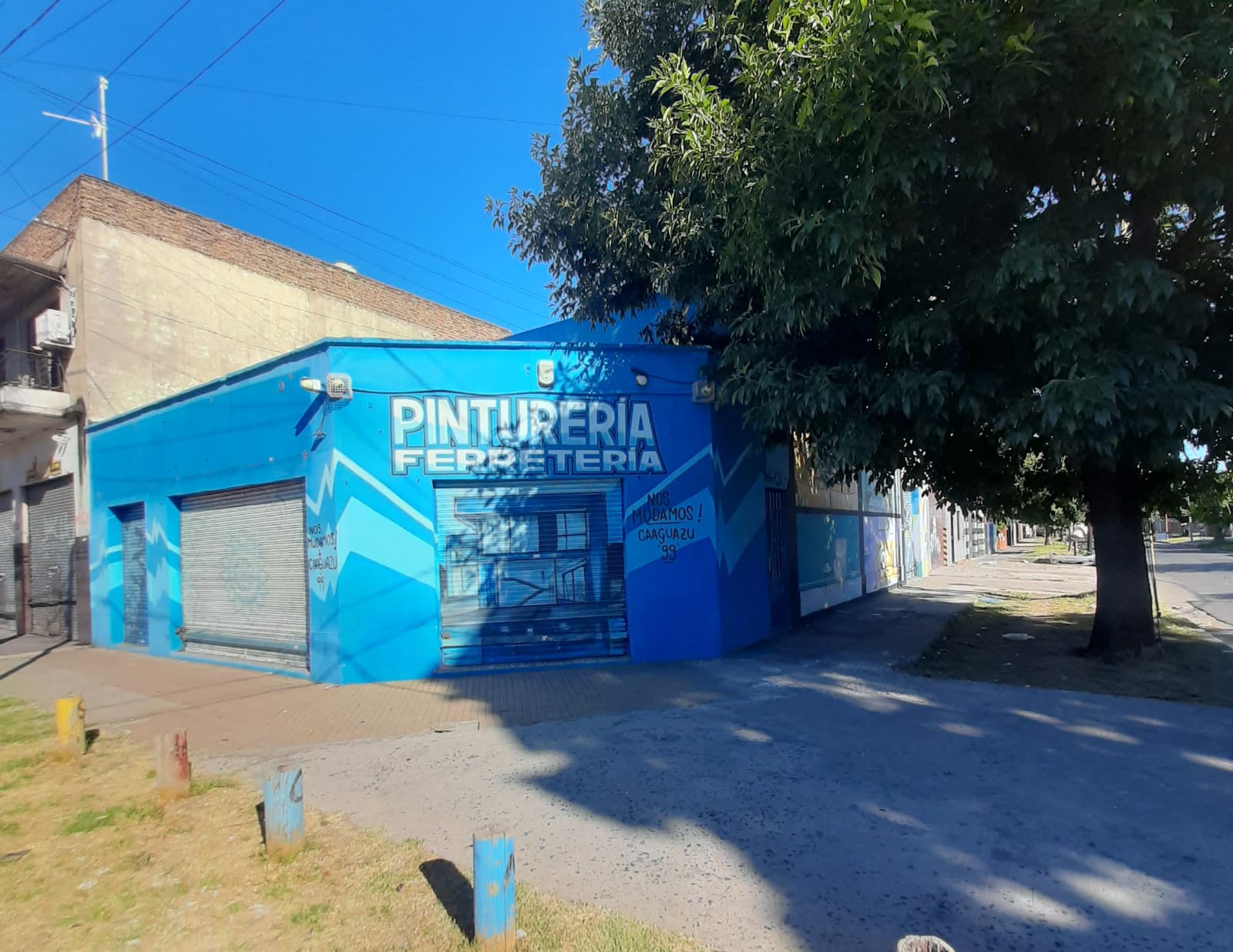 Excelente local comercial en esquina, cuenta con dos cortinas metálicas, mampara de vidrio, oficina y baño. Medidas aproximadas: 185 mts cuadrados. Servicios: Luz/gas/agua. 
Se encuentra en una excelente ubicación.