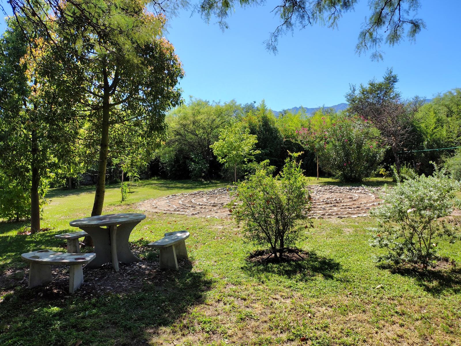Las Chacras, Villa de Las Rosas Traslasierra.
Una propiedad de ensueño, con una vista única a las Sierras. Dispone de  2 casas, salón de Yoga, quincho, amplio deck, terraza y parque de más de 1 hectárea, perfectamente cuidado y con una gran variedad de plantas y arboles frutales; mantenidos rigurosamente a riego por goteo. 
Ideal tanto para vivienda familiar como para emprendimiento de cabañas.