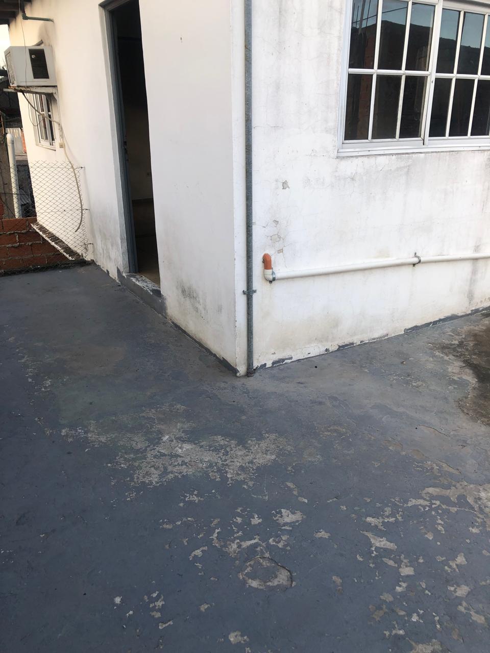 Departamento interno en planta alta: cuenta con una habitación, cocina-comedor, baño y pequeño patio. Ubicado en Monteros al 100 (a una cuadra de Av. Eva Perón). Valor: $250.000