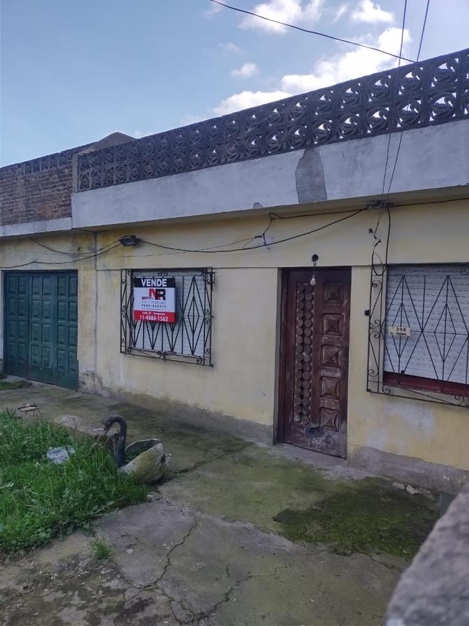 Oportunidad: propiedad con dos habitaciones, cocina, comedor, lavadero, baño, cochera cubierta, un departamento a terminar en el fondo y terreno. 
Se encuentra a 250 mts de Av. Eva Peron y a 250 mts de Revolución de Temperley. Zona Villa Galicia