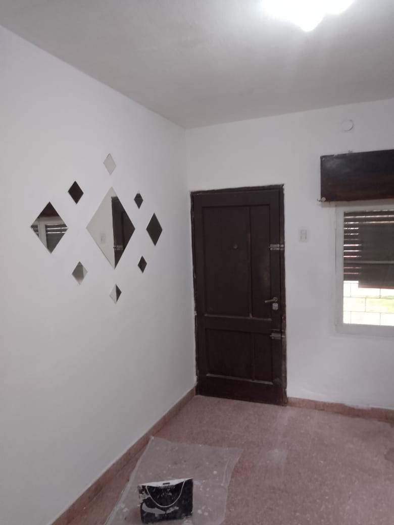 Casa con dos habitaciones, cocina-comedor, baño, patio al frente apto para ingresar un vehículo y amplío jardin al fondo. 