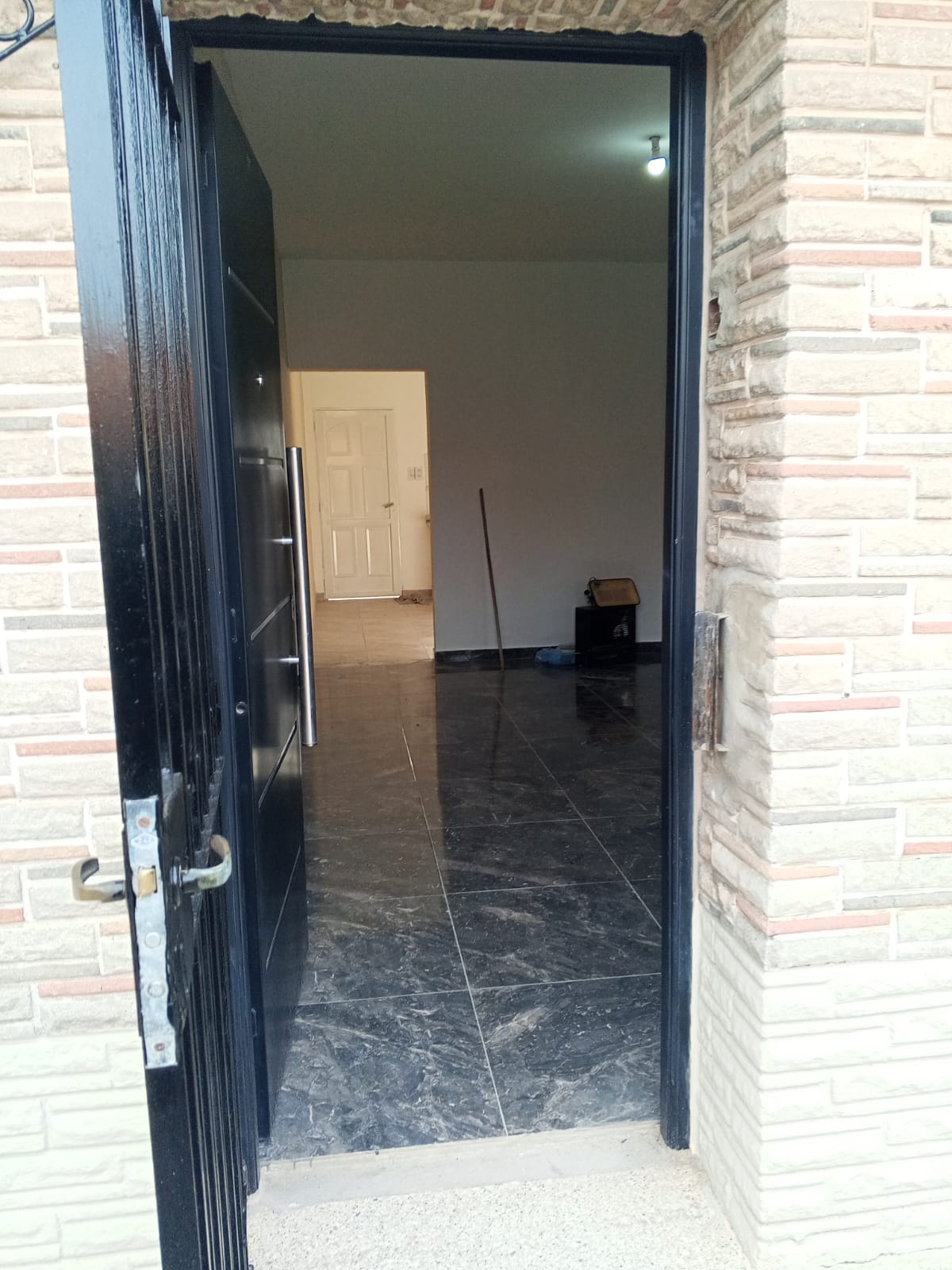 Excelente inmueble en buena ubicación (aledaño a comercios y parada de colectivos) se encuentra sobre Kloosterman a mts de Roma