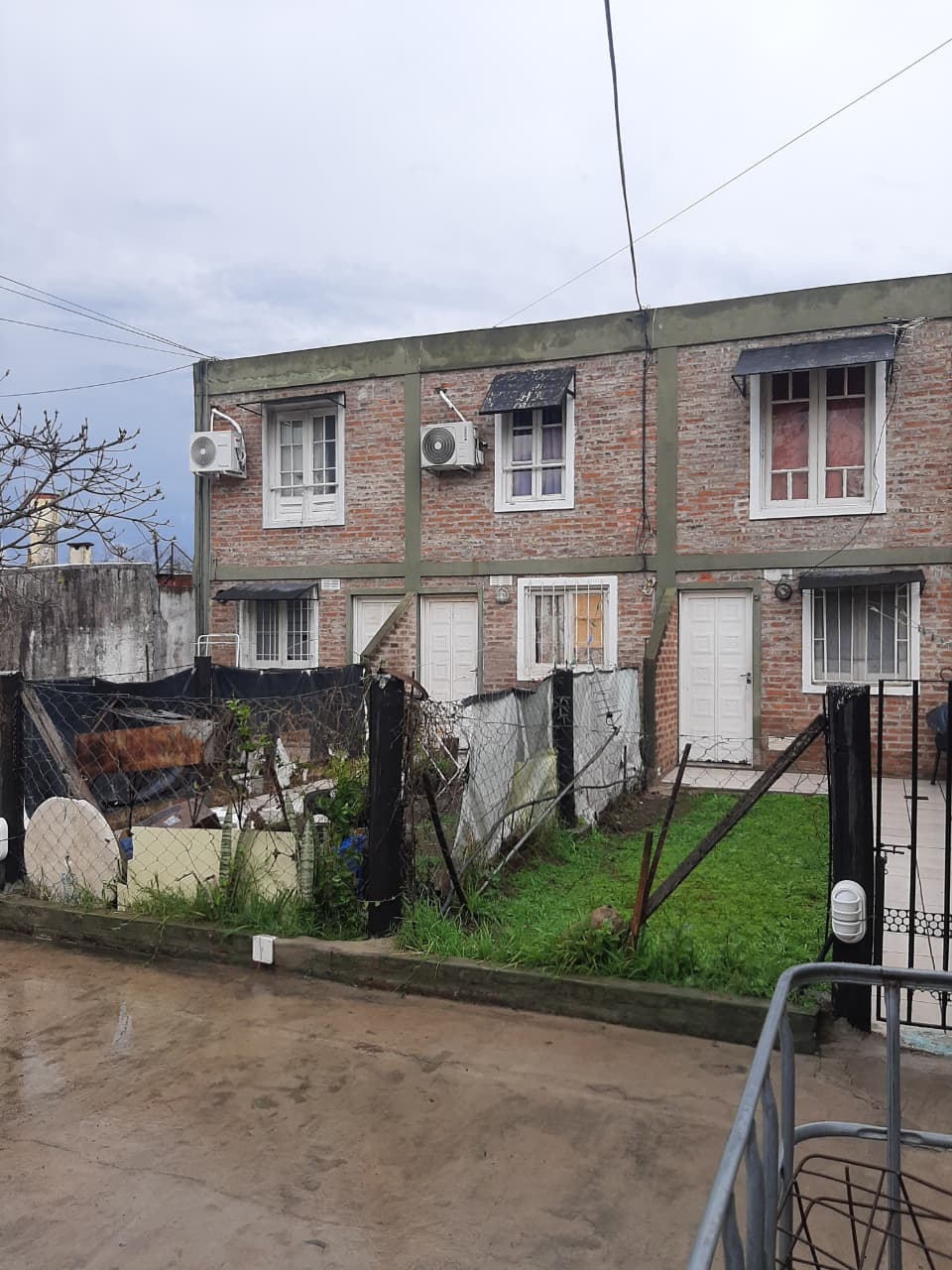 Oportunidad de inversión: complejo de 6 departamentos en buena ubicación, con transito de colectivos por la cuadra y alrededores. 
