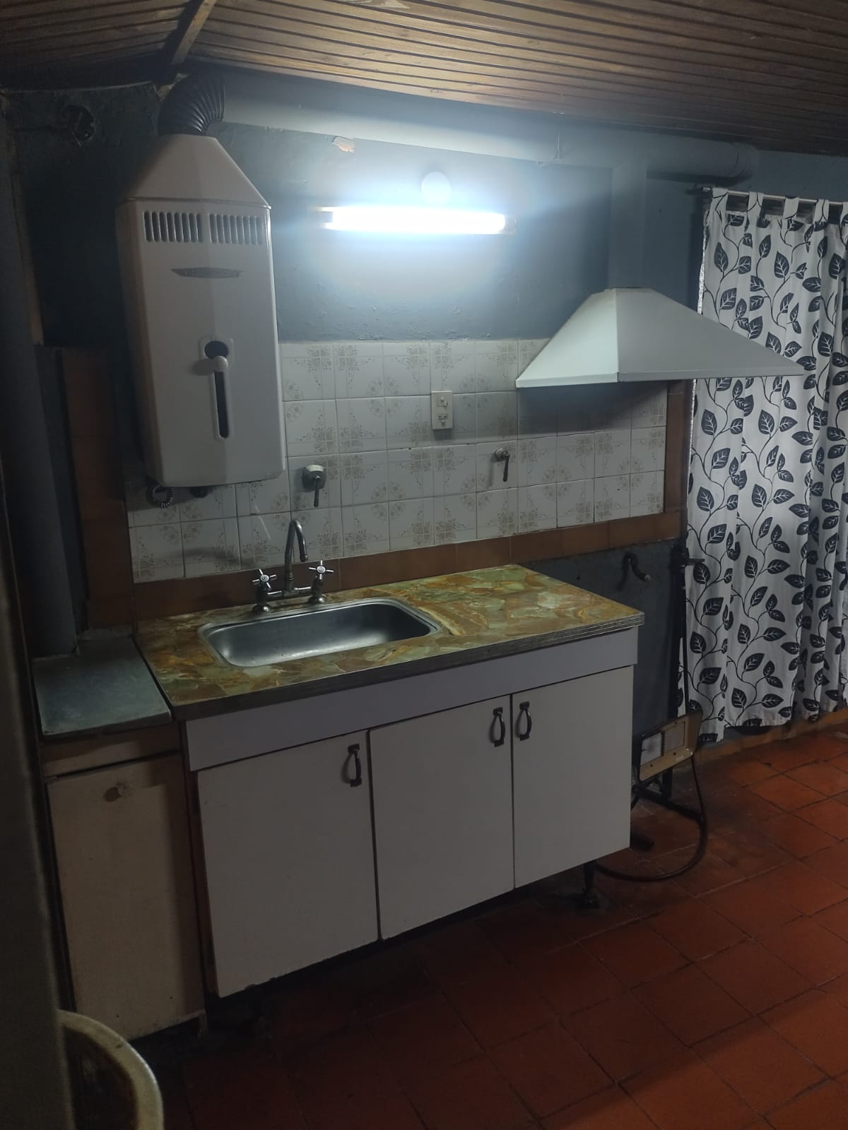 Departamento interno, con una habitacion, cocina-comedor, baño y patio con parrilla. Valor: $320.000