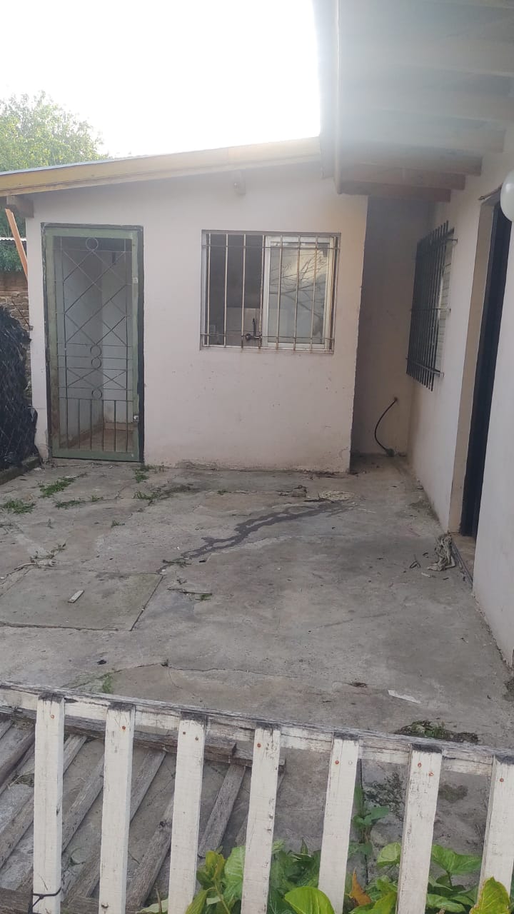 Casa en propiedad horizontal, cuenta con dos habitaciones, cocina-comedor, baño, lavadero y patio con entrada de vehículo. En excelente ubicación, con comercios en la cuadra y líneas de colectivo. 