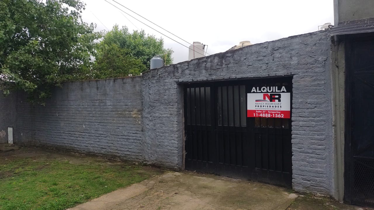 Departamento con una habitación, cocina-comedor, baño y patio techado con entrada de auto. 