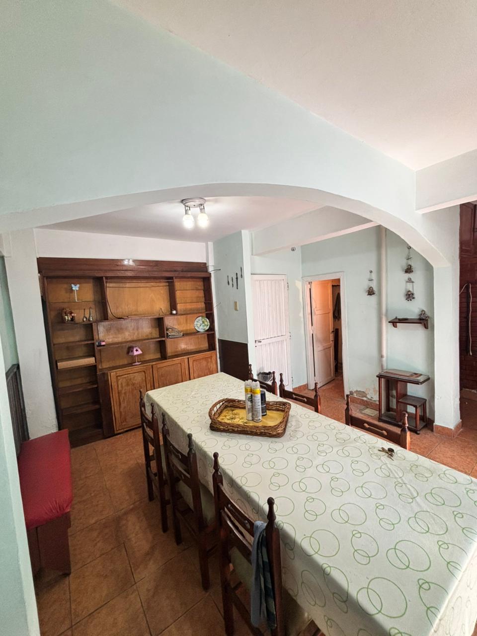 Excelente inmueble en propiedad horizontal, dispone de hall de ingreso, cocina, comedor, living, dos habitaciones, baño, patio con parrilla y altillo de un ambiente en planta alta con acceso a terraza.