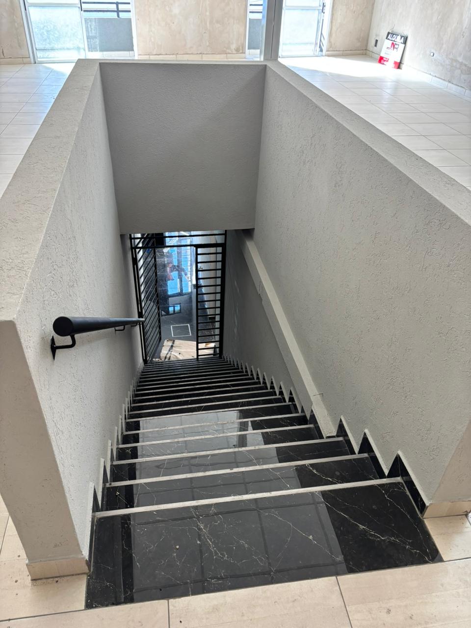 Excelente salón en planta alta de 120 metros cuadrados, dos baños, cocina tipo kichinette y balcón a la cancha. Una propiedad ideal para elevar tu proyecto! Está ubicado en la calle Roma, entre Corvalan y Condarco (frente a Instituto Medalla Milagrosa), muy buena ubicación. 