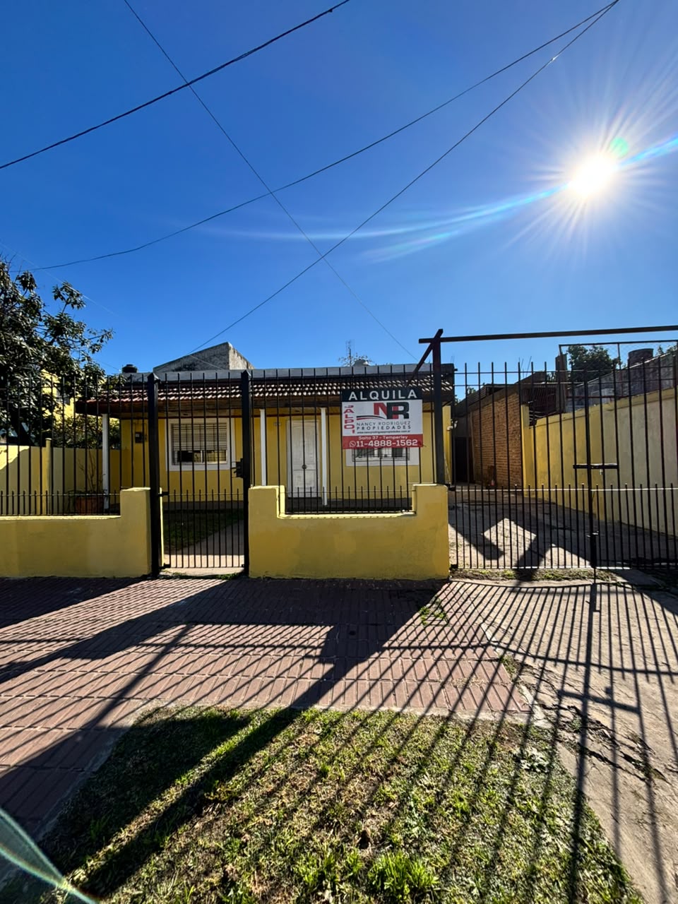 ¡Excelente propiedad en alquiler!
? Alvear, casi esquina Picaflor – San José, Almirante Brown.
✨ 2 dormitorios
✨ 2 baños modernos con excelente iluminación y ducha escocesa
✨ Living, cocina y lavadero
✨ Gran patio cubierto con salida al jardín
✨ Amplio parque con parrilla, mesada y pileta de 55.000 litros
✨ Monoambiente independiente para el uso que prefieras

? Alquiler: $1.000.000 mensuales
? Contrato por 24 meses
? Ajuste cada 4 meses según IPC

Requisitos para alquilar:
✔️ Justificar ingresos con recibo de sueldo.
✔️ Contar con una de estas garantías:
• Tres garantes con recibo de sueldo.
• Seguro de caución.
• Garantía propietaria.
? Consultanos para más información o para coordinar una visita.