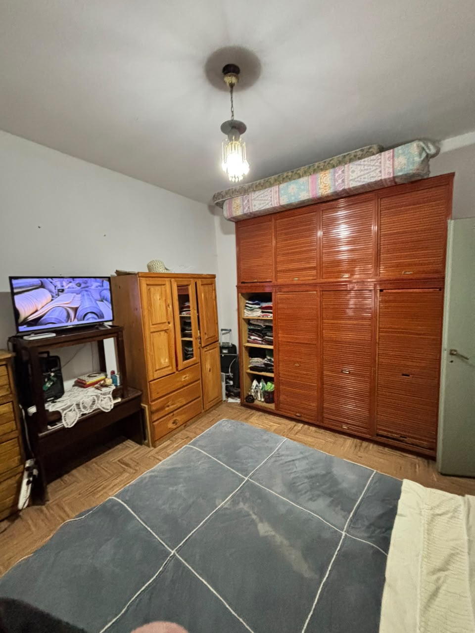 ¡Propiedad en venta en esquina! Ideal vivienda o vivienda + local comercial

? Garay esquina Santa Cruz – San José

Si buscás una propiedad con excelente ubicación y múltiples posibilidades, esta puede ser la indicada.

✨ La casa se encuentra sobre lote en ochava, brindando mayor visibilidad y comodidad. Al ingresar cuenta con un ambiente que actualmente funciona como kiosco, ideal para continuar con una actividad comercial o adaptarlo fácilmente como living, hall de ingreso o espacio multifuncional.

Cuenta con:
✅ 2 dormitorios.
✅ Cocina-comedor.
✅ Baño completo.
✅ Jardín con parrilla.
✅ Galpón.
✅ Cochera techada.

? Ubicación estratégica:
• A solo 500 metros de Av. Eva Perón (ex Pasco).
• A 500 metros de Salta, el principal centro comercial de San José.

? Valor: USD 59.000

? Consultanos para coordinar una visita.