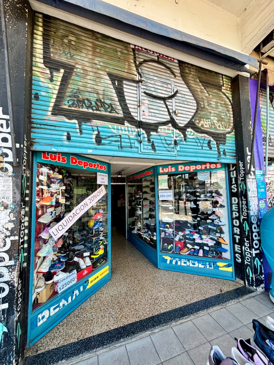 LOCAL COMERCIAL EN ALQUILER

? Salta casi esquina 30 de Septiembre — San José, Almirante Brown

? Excelente ubicación comercial, sobre calle Salta, en una zona de alto tránsito comercial, peatonal y vehicular, con gran circulación de líneas de colectivo que favorecen el flujo constante de personas.

? Medidas: 3 m x 10 m

El local cuenta con:

• Mampara de vidrio
• Antebaño
• Baño
• Amplio entrepiso

Valor del alquiler: $1.200.000

Una ubicación con excelente exposición para desarrollar distintas actividades comerciales.

? Las fotos fueron tomadas mientras el local aún se encuentra en funcionamiento. El inmueble será entregado una vez finalizado el proceso de cierre del comercio actual.

? Consultas y visitas: 11 4888-1562
