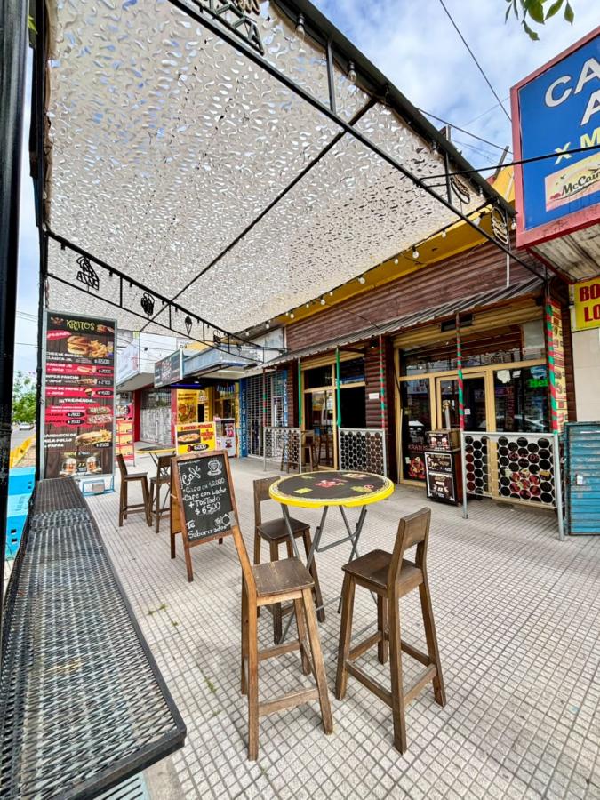 FONDO DE COMERCIO EN VENTA | KRATOS BAR

? Salta, a metros de Av. Eva Perón, San José, Temperley.

Oportunidad para continuar con un emprendimiento gastronómico en funcionamiento.

KRATOS BAR cuenta con salón equipado, sector exterior con barras y mesas, heladeras exhibidoras, choperas y cocina equipada para distintas propuestas gastronómicas.

Entre sus principales características:

Salón amoblado y climatizado.

Sector exterior equipado.

Cocina con equipamiento gastronómico.

Sector de recepción y despacho de bebidas.

Dos baños individuales.

Amplio fondo con potencial para desarrollar un patio gastronómico y ampliar las posibilidades comerciales del espacio.

Una alternativa para quienes buscan incorporarse al rubro gastronómico con un establecimiento equipado y múltiples posibilidades de desarrollo.

Precio: USD29.000

Nancy Rodríguez Propiedades
? WhatsApp: 11 4888-1562